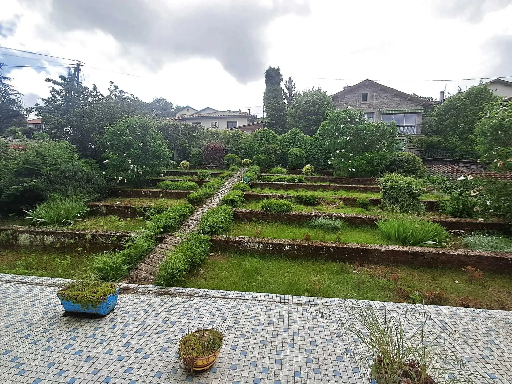 Maison à vendre avec appartement indépendant et grand potentiel à Saint-Rome de Cernon 