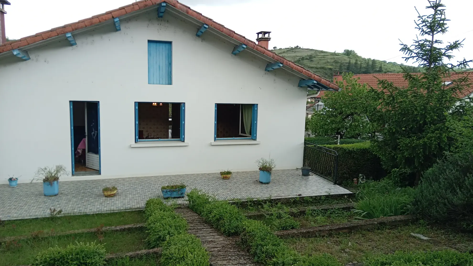 Maison à vendre avec appartement indépendant et grand potentiel à Saint-Rome de Cernon 