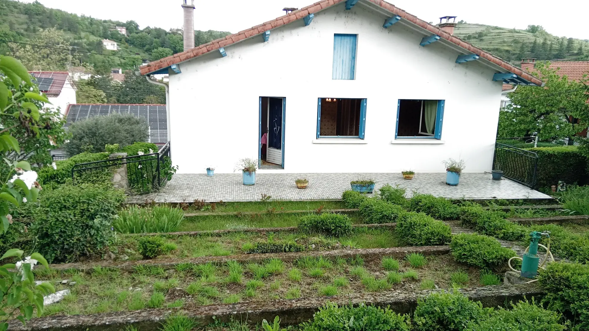 Maison à vendre avec appartement indépendant et grand potentiel à Saint-Rome de Cernon 