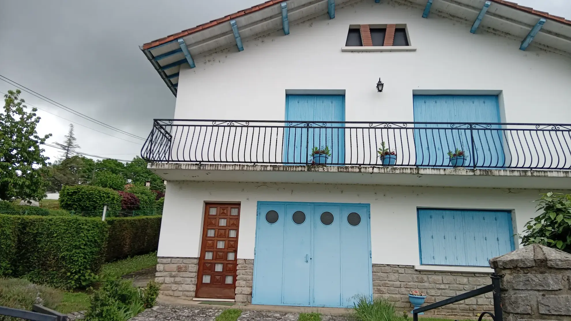 Maison à vendre avec appartement indépendant et grand potentiel à Saint-Rome de Cernon 