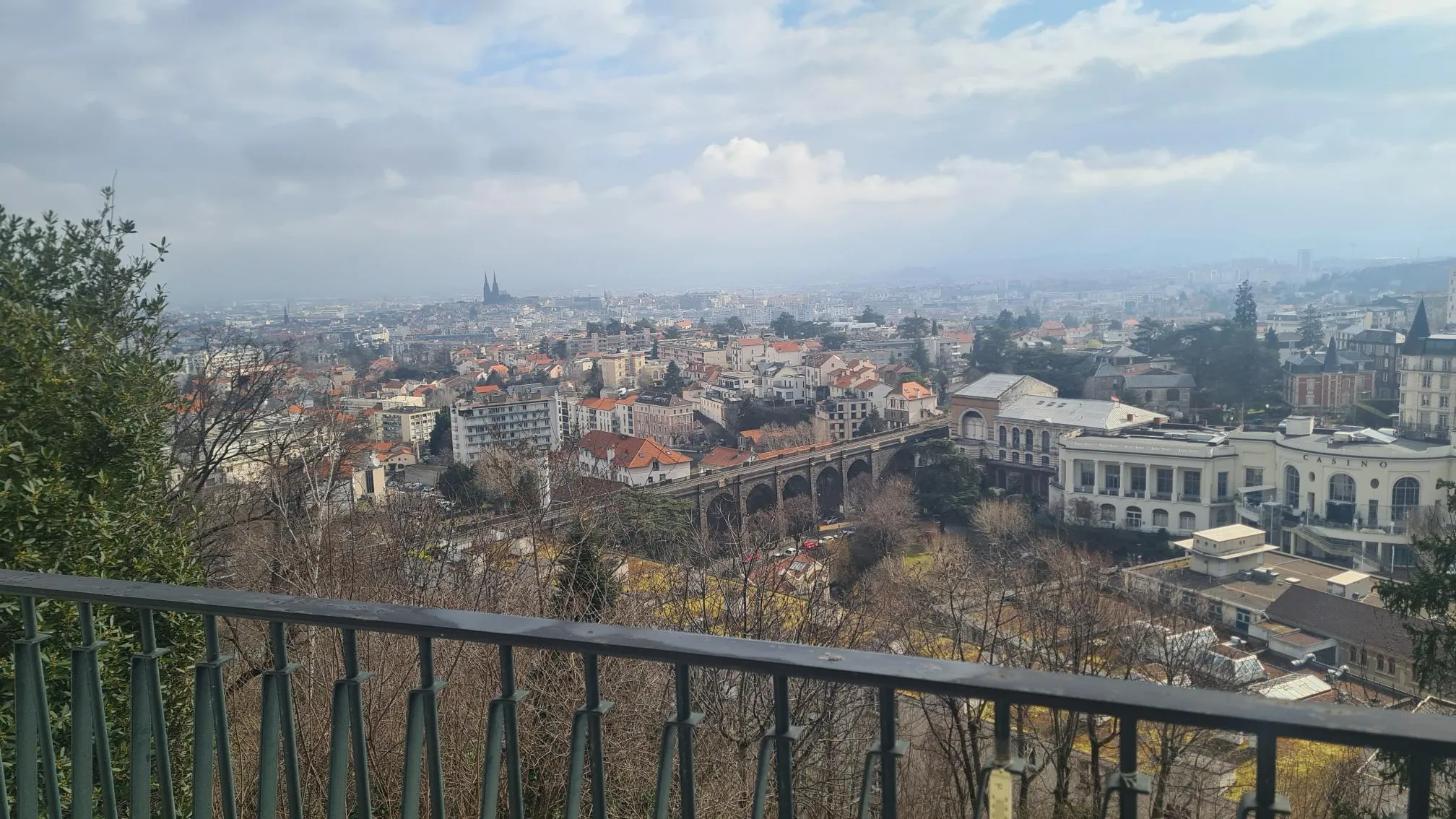 Maison à Royat avec vue exceptionnelle, garage, terrasse et jardin clos 