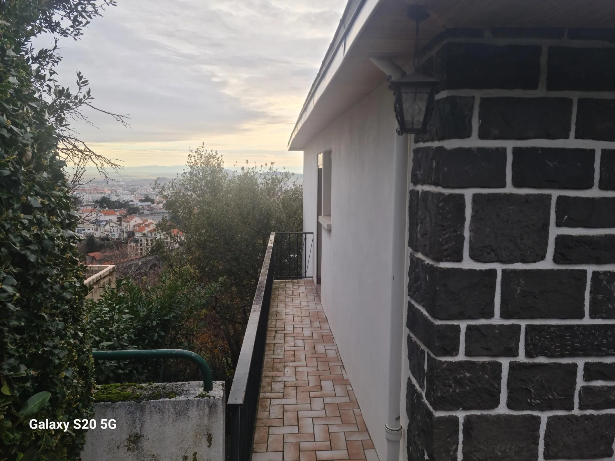 Maison à Royat avec vue exceptionnelle, garage, terrasse et jardin clos 