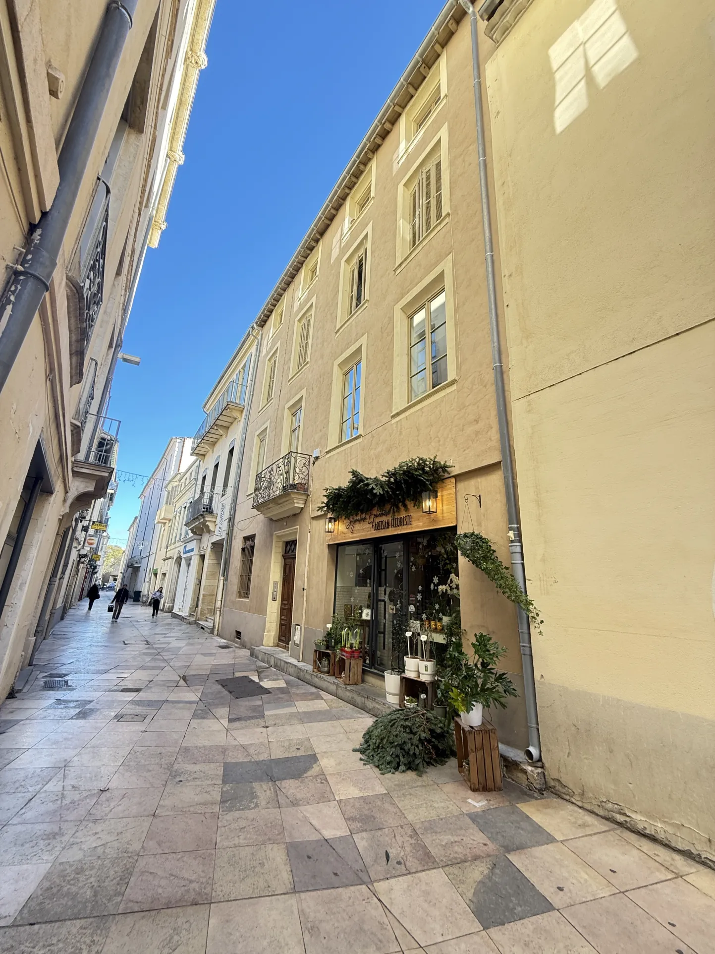 Appartement 2 pièces rénové avec cave au cœur de Nîmes 