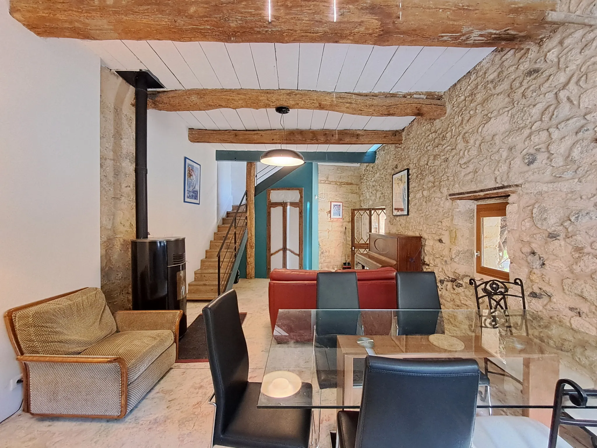 Maison T3 en pierre à Tourbes avec place piétonne, proche Pézenas