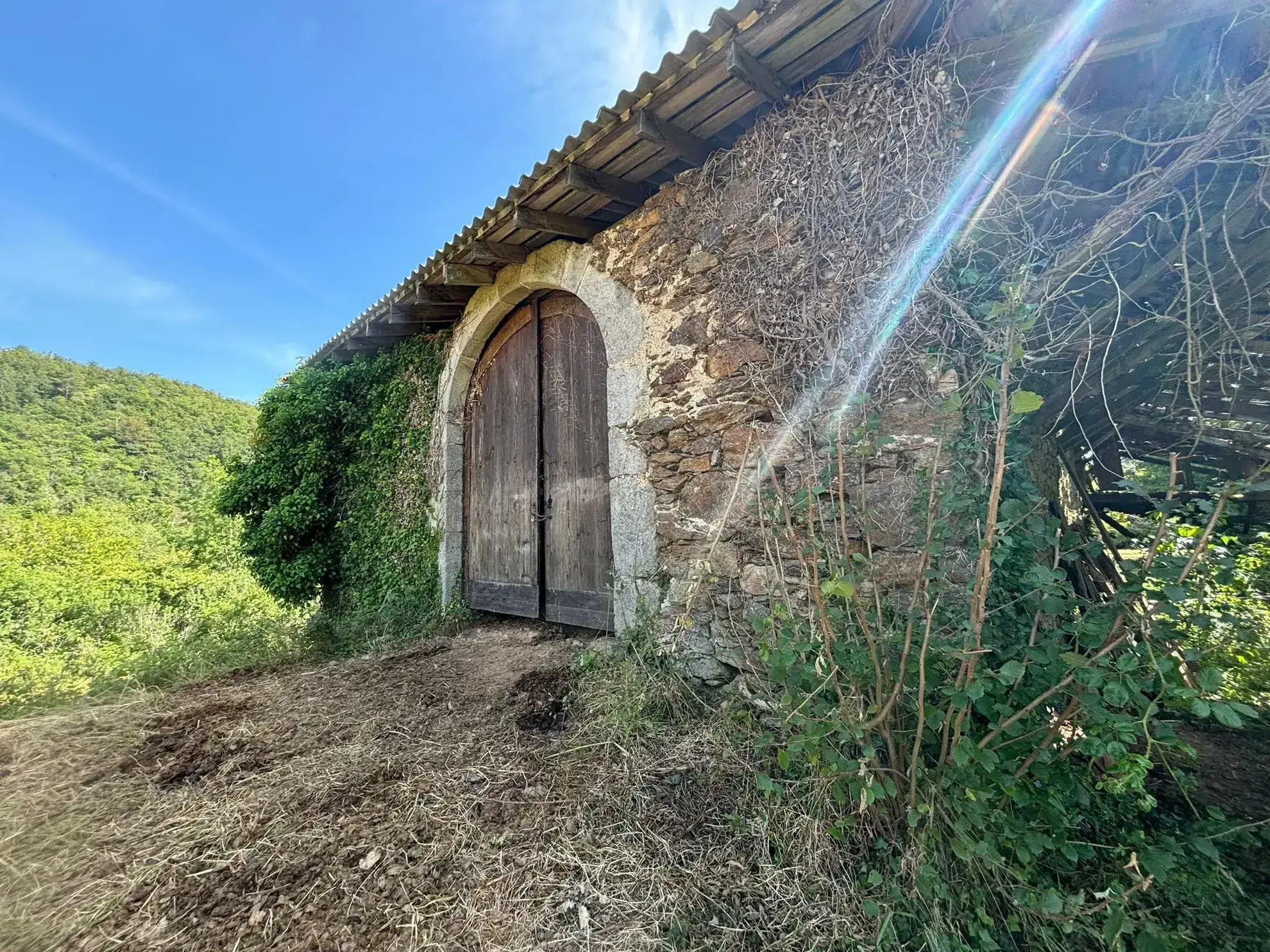 Grande grange en pierre à rénover à Saint-Etienne-de-Maurs (15600) - Potentiel exceptionnel