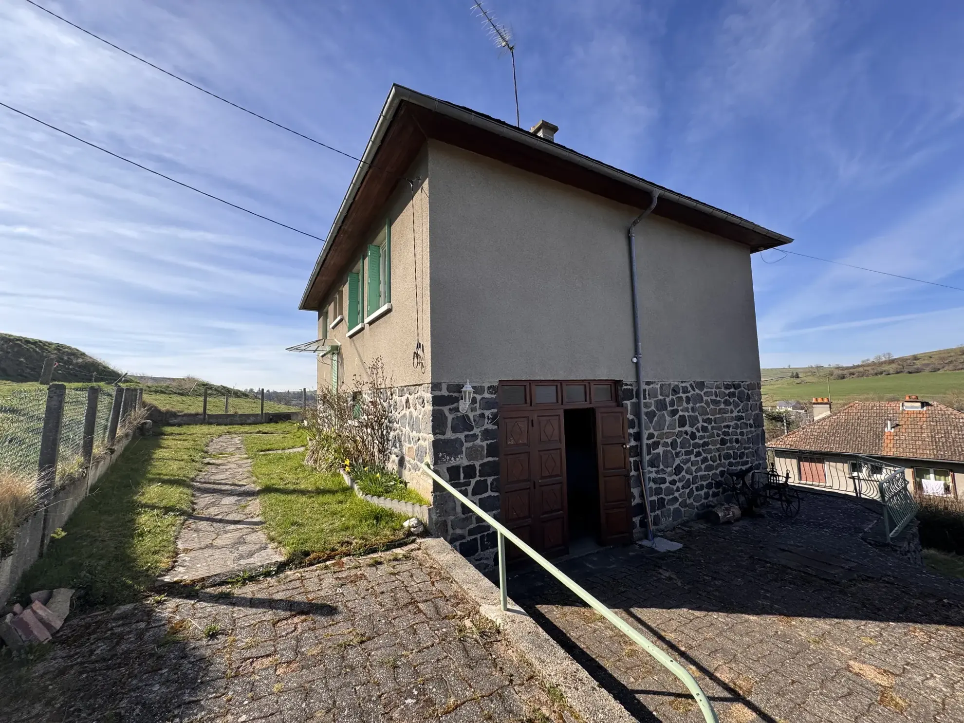 Maison à vendre sur les hauteurs d'Allanche avec 4 chambres et terrain de 586 m² 