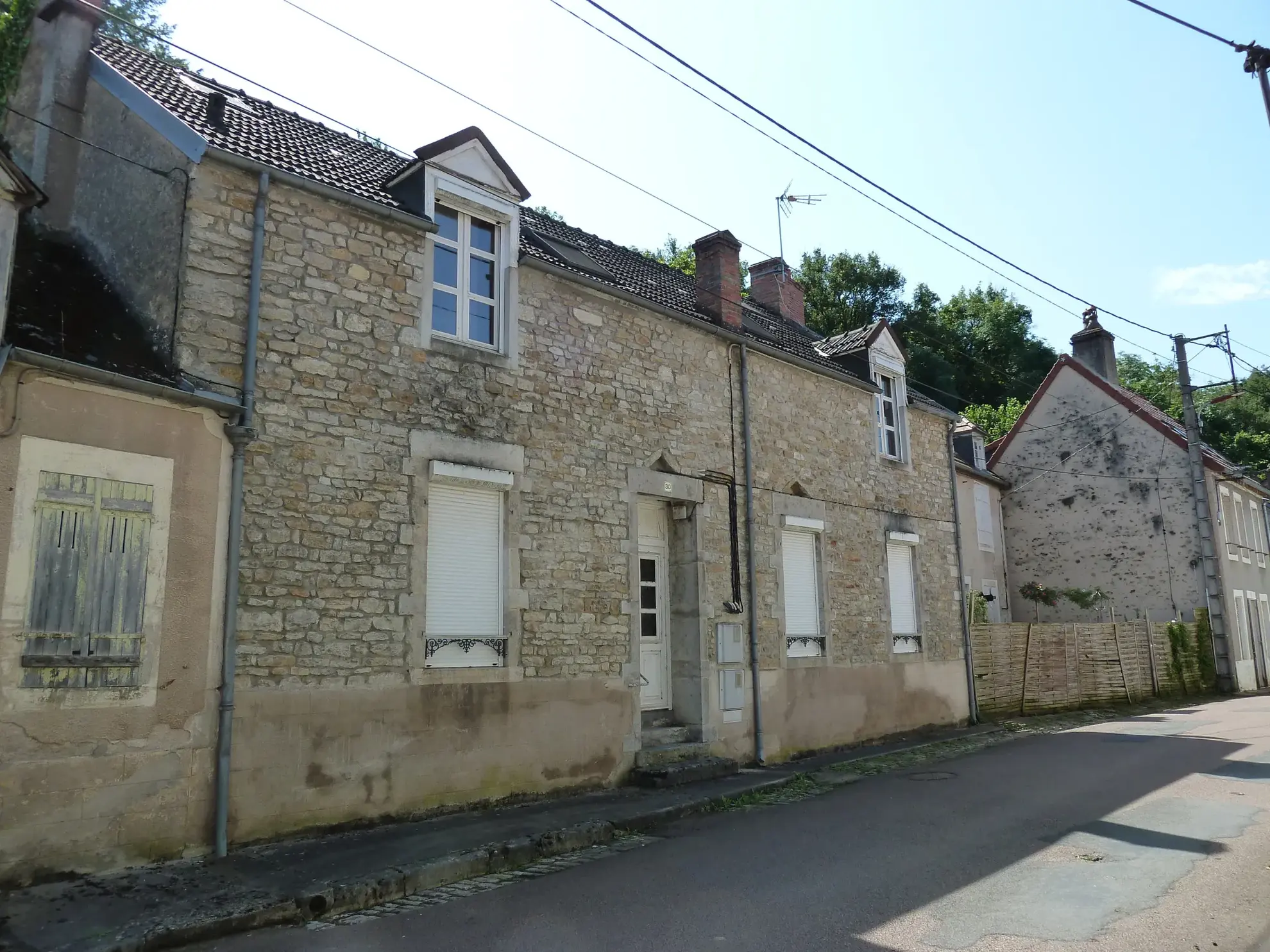 Maison avec 4 appartements à Chatillon en Bazois – Investissement locatif