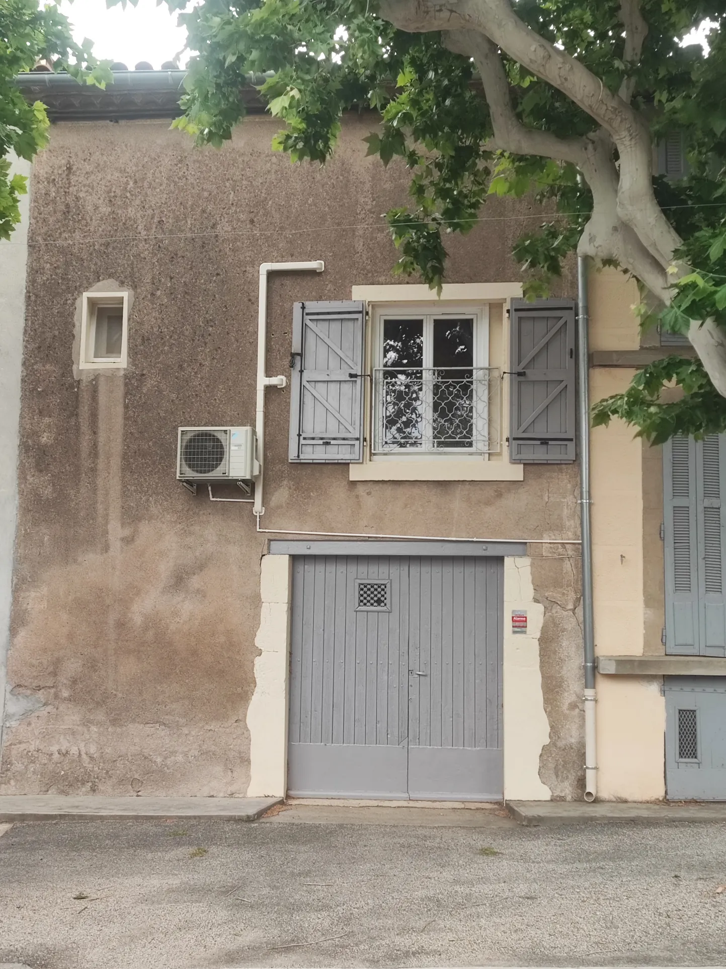Maison de village à Azille avec garage, terrasse et potentiel d'aménagement