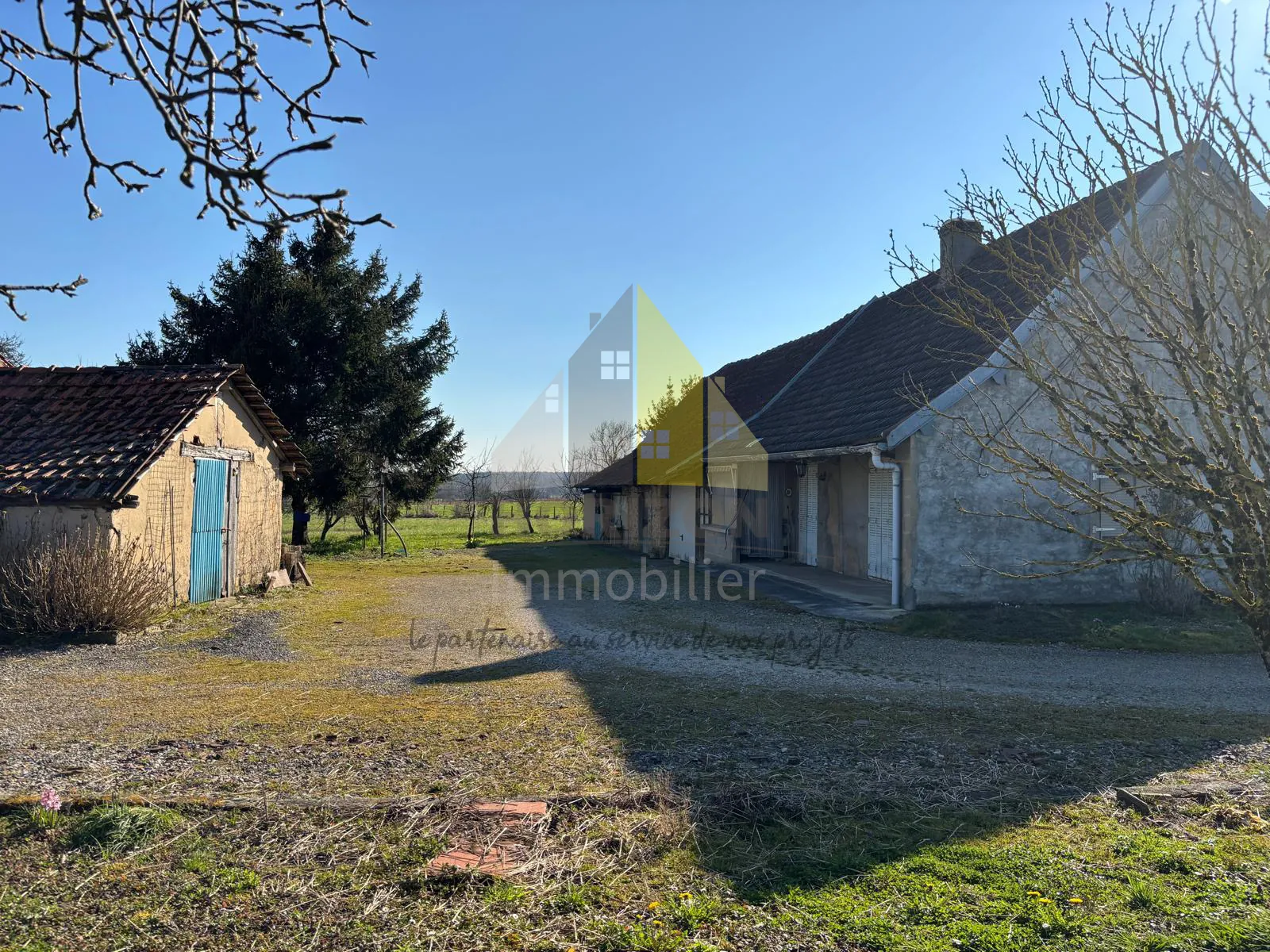 Maison de village à rénover avec grand terrain à Rye (39)