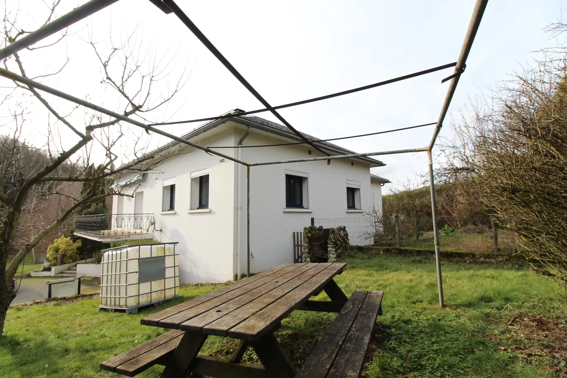 Maison spacieuse de 180 m2 avec sous-sol et grand terrain à Lacaune dans le Tarn