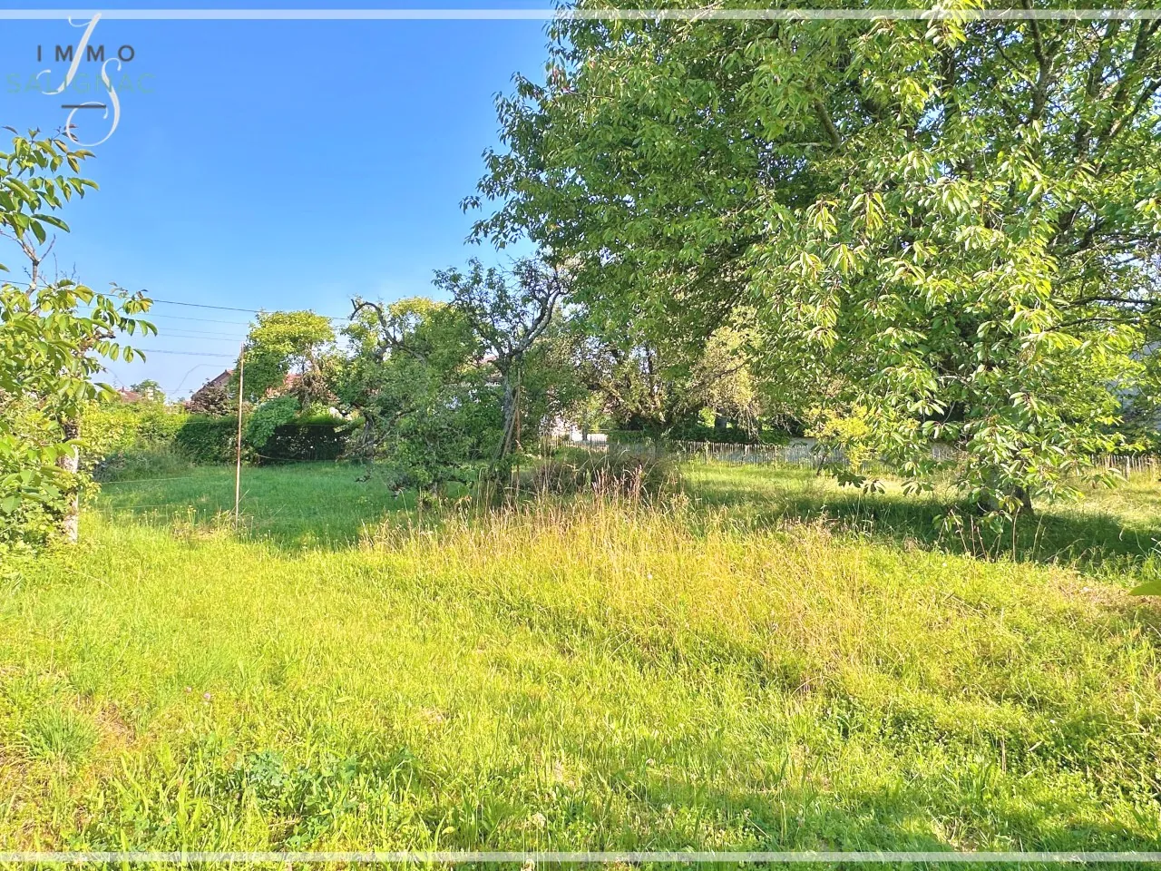 Terrain à bâtir de 800 m² à Saint-Denis-lès-Bourg - Secteur calme et résidentiel