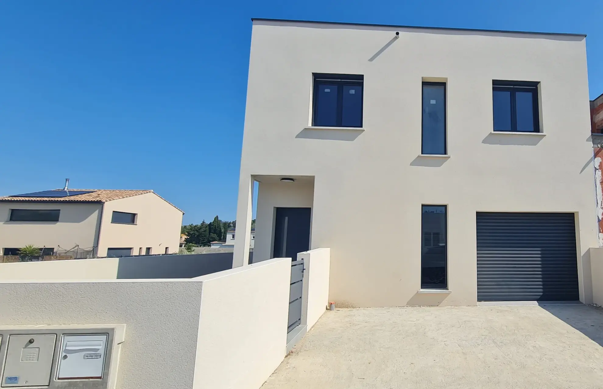 Villa neuve moderne avec 4 chambres à Beziers - RT2020, garage et jardin