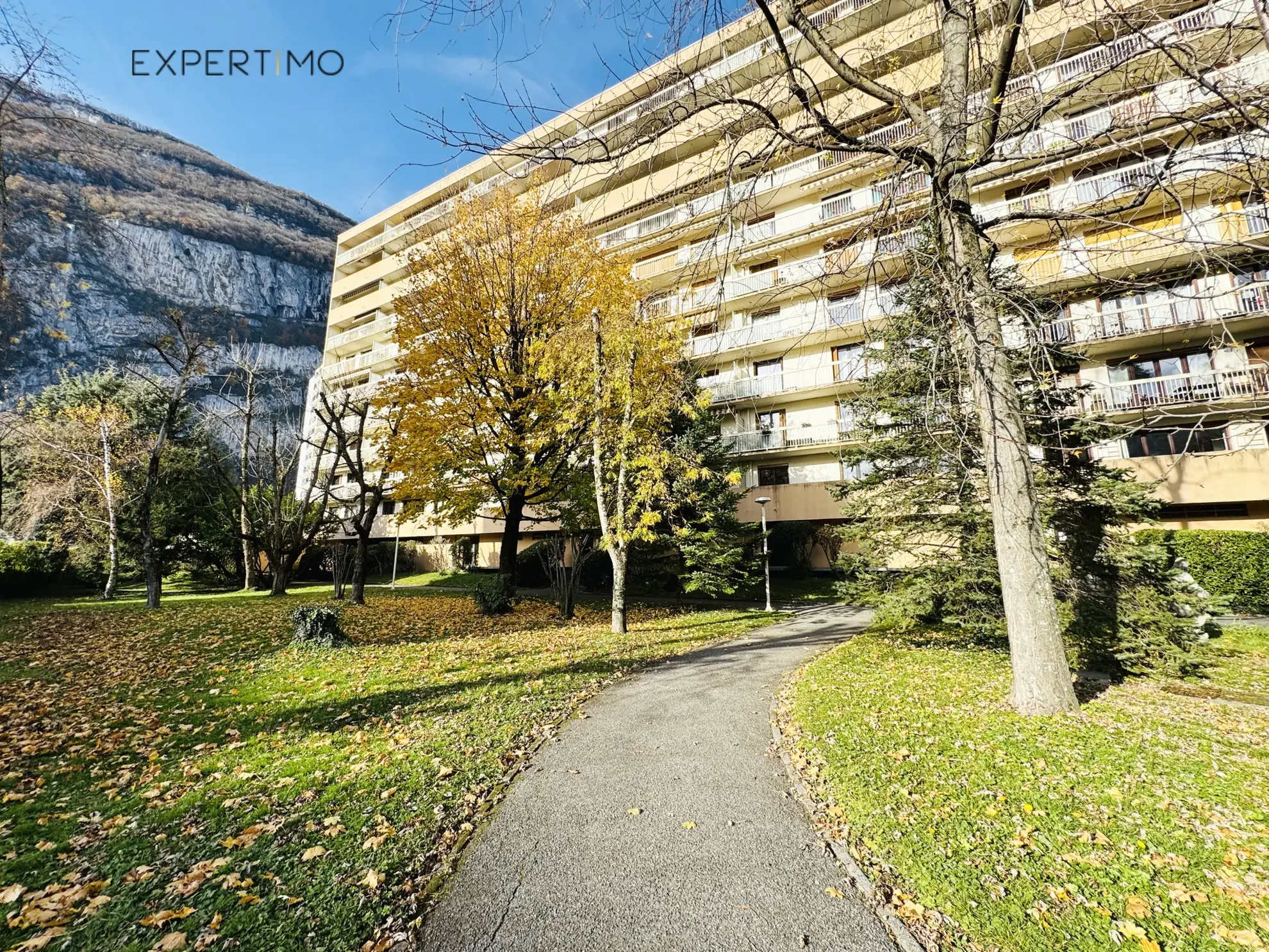 Appartement T4 de 97 m² à Sassenage avec balcon, cave et potentiel garage
