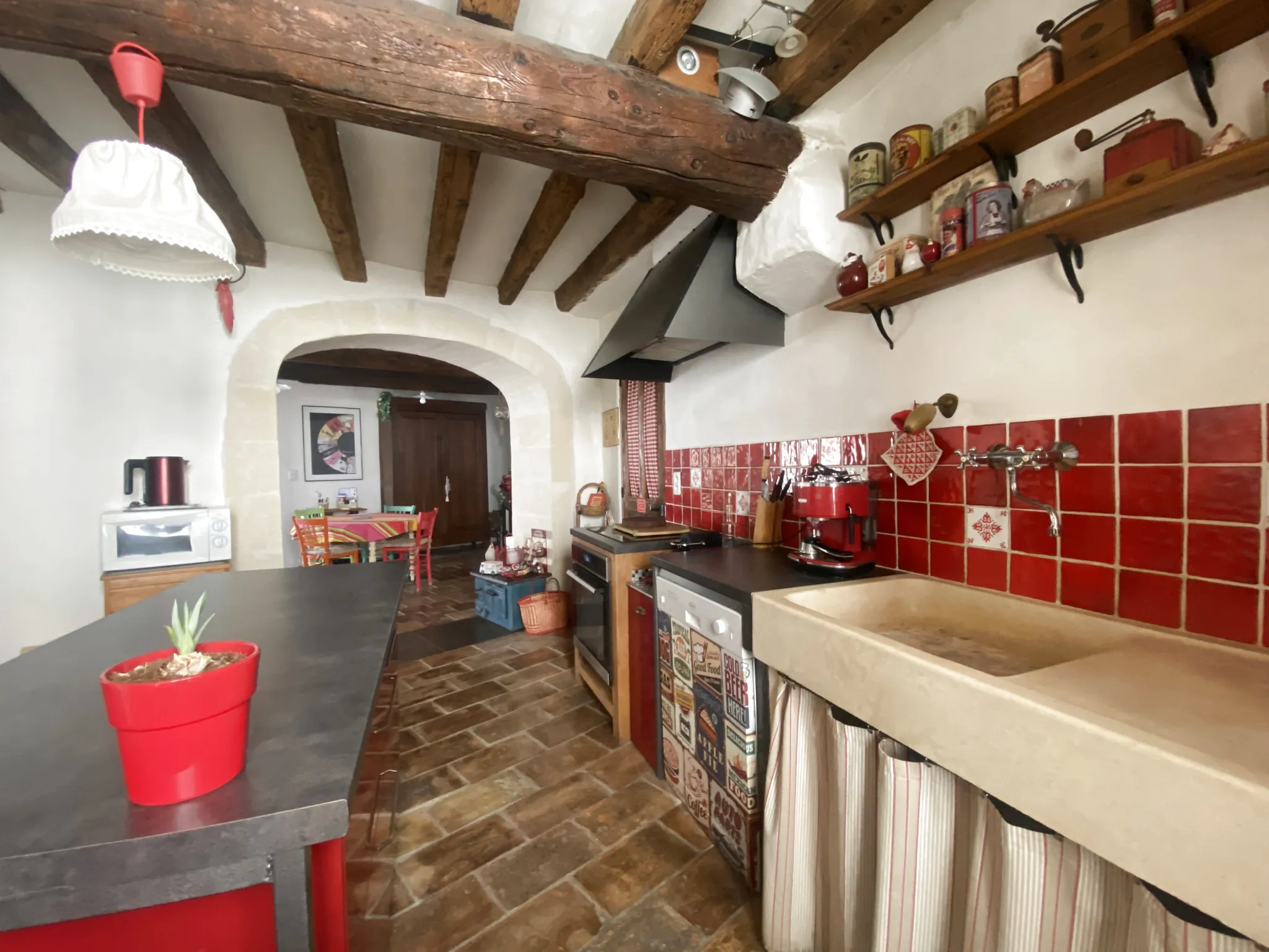 Maison de village à Meynes avec terrasse, garage et lumineux espace de vie 