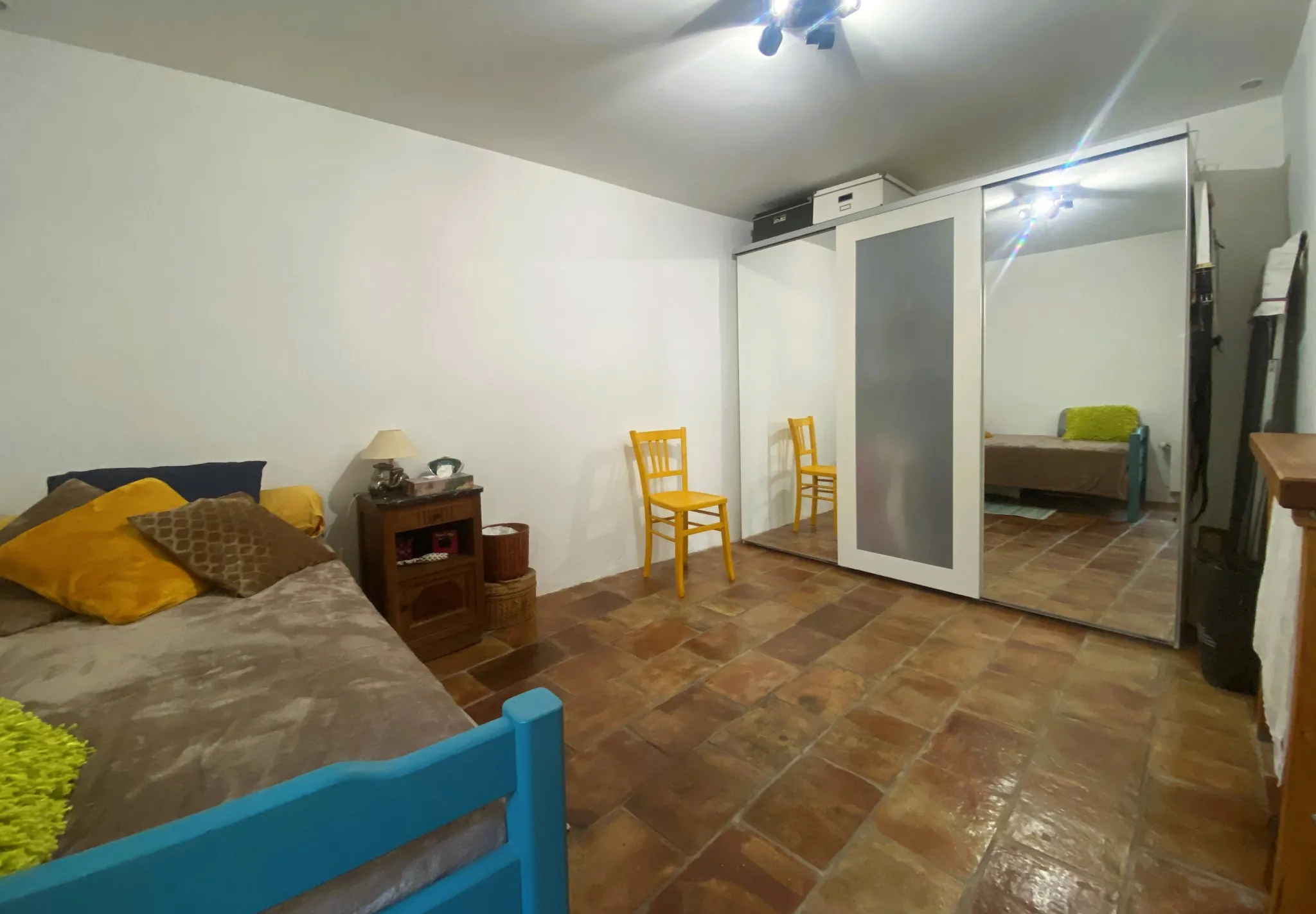 Maison de village à Meynes avec terrasse, garage et lumineux espace de vie 