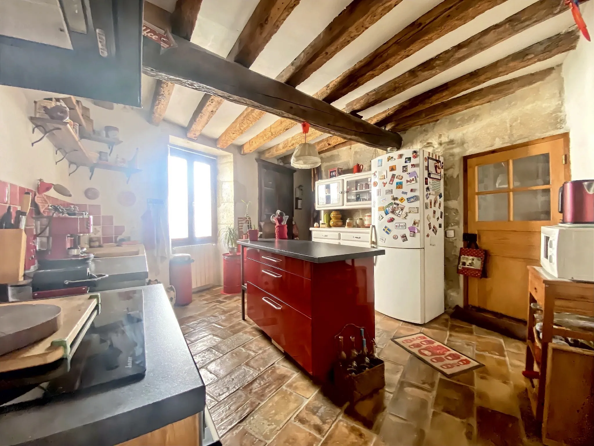 Maison de village à Meynes avec terrasse, garage et lumineux espace de vie 