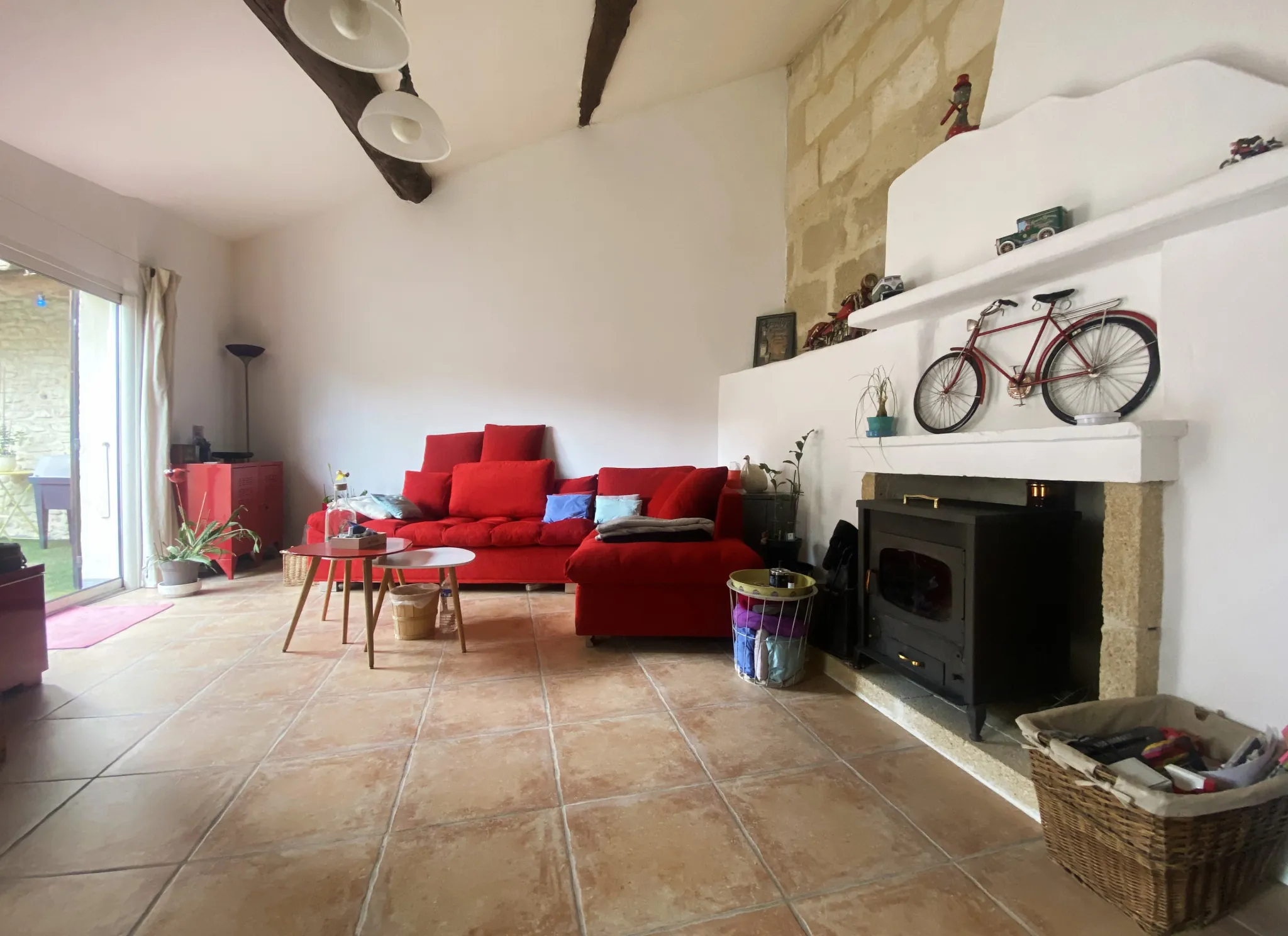 Maison de village à Meynes avec terrasse, garage et lumineux espace de vie 