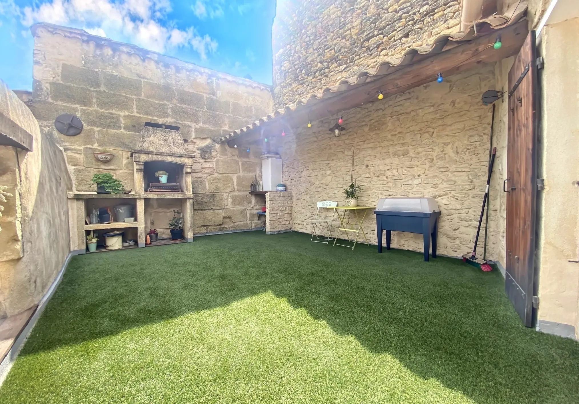Maison de village à Meynes avec terrasse, garage et lumineux espace de vie 