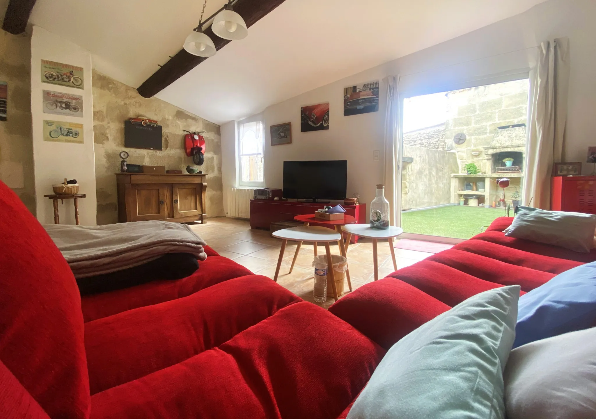 Maison de village à Meynes avec terrasse, garage et lumineux espace de vie 