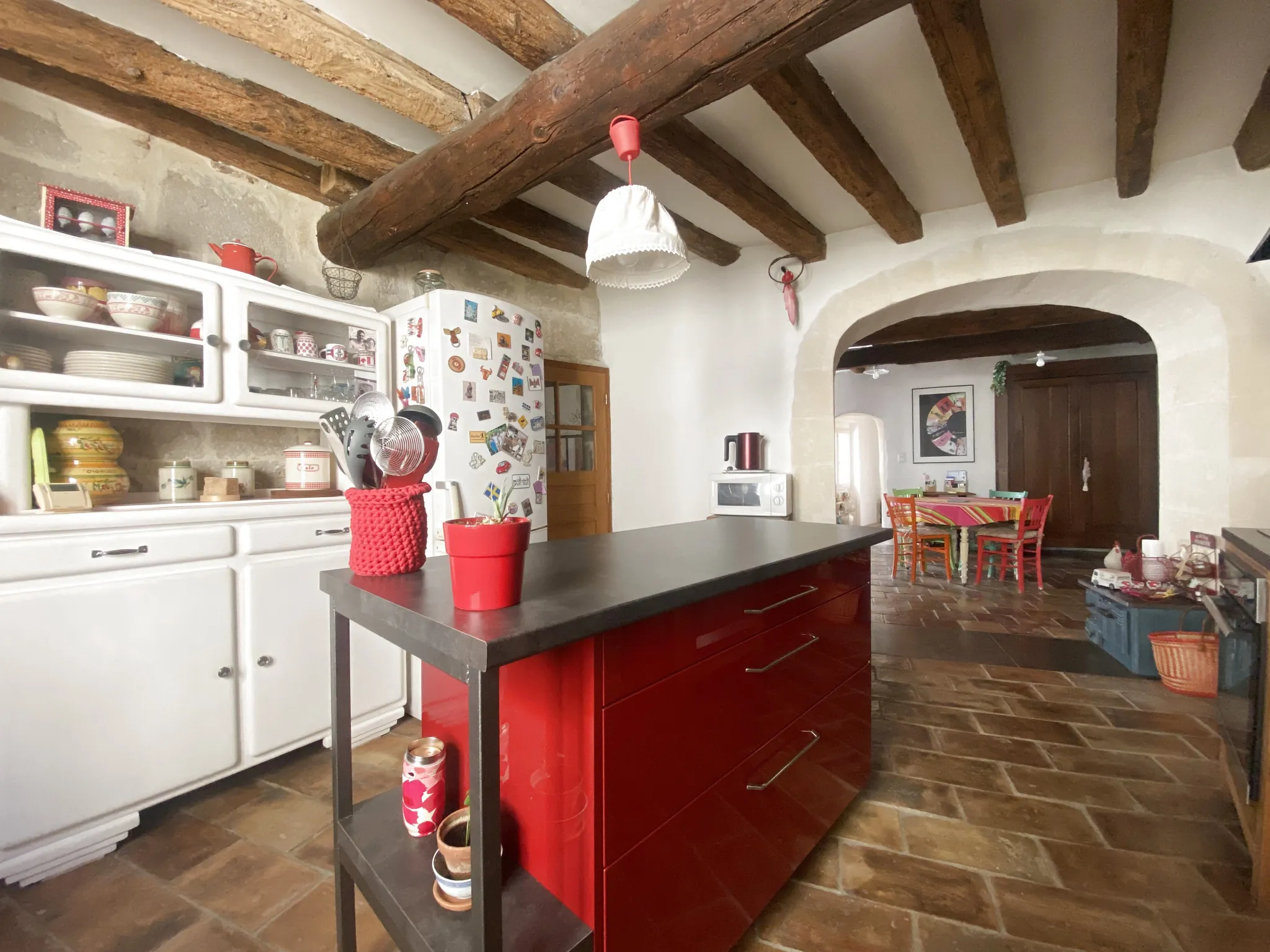 Maison de village à Meynes avec terrasse, garage et lumineux espace de vie 