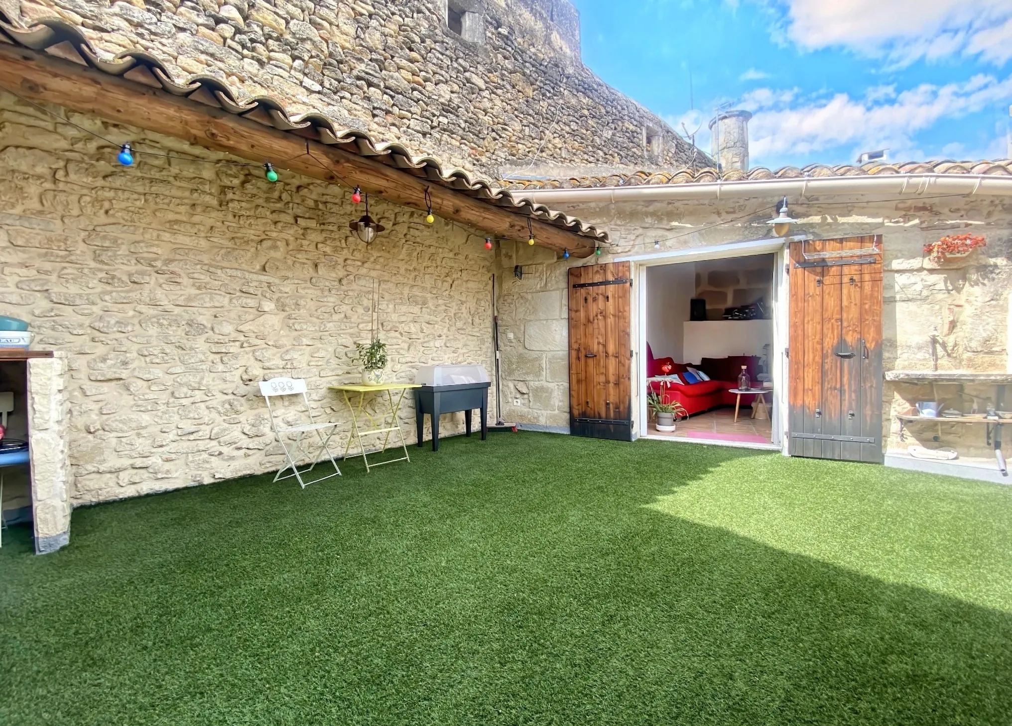 Maison de village à Meynes avec terrasse, garage et lumineux espace de vie 