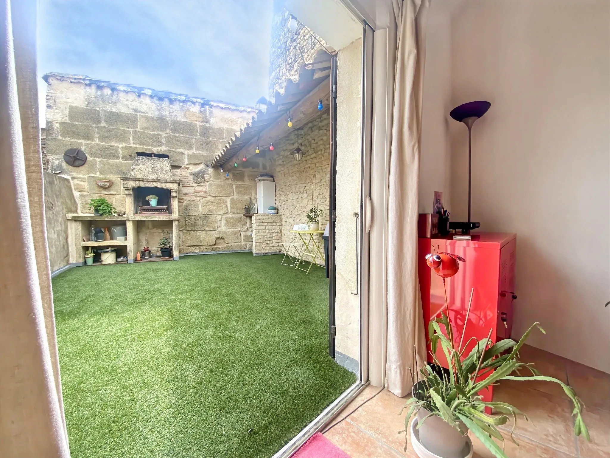 Maison de village à Meynes avec terrasse, garage et lumineux espace de vie 