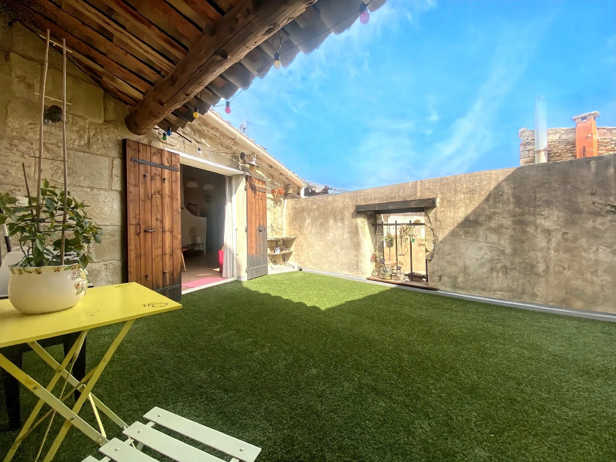 Maison de village à Meynes avec terrasse, garage et lumineux espace de vie 