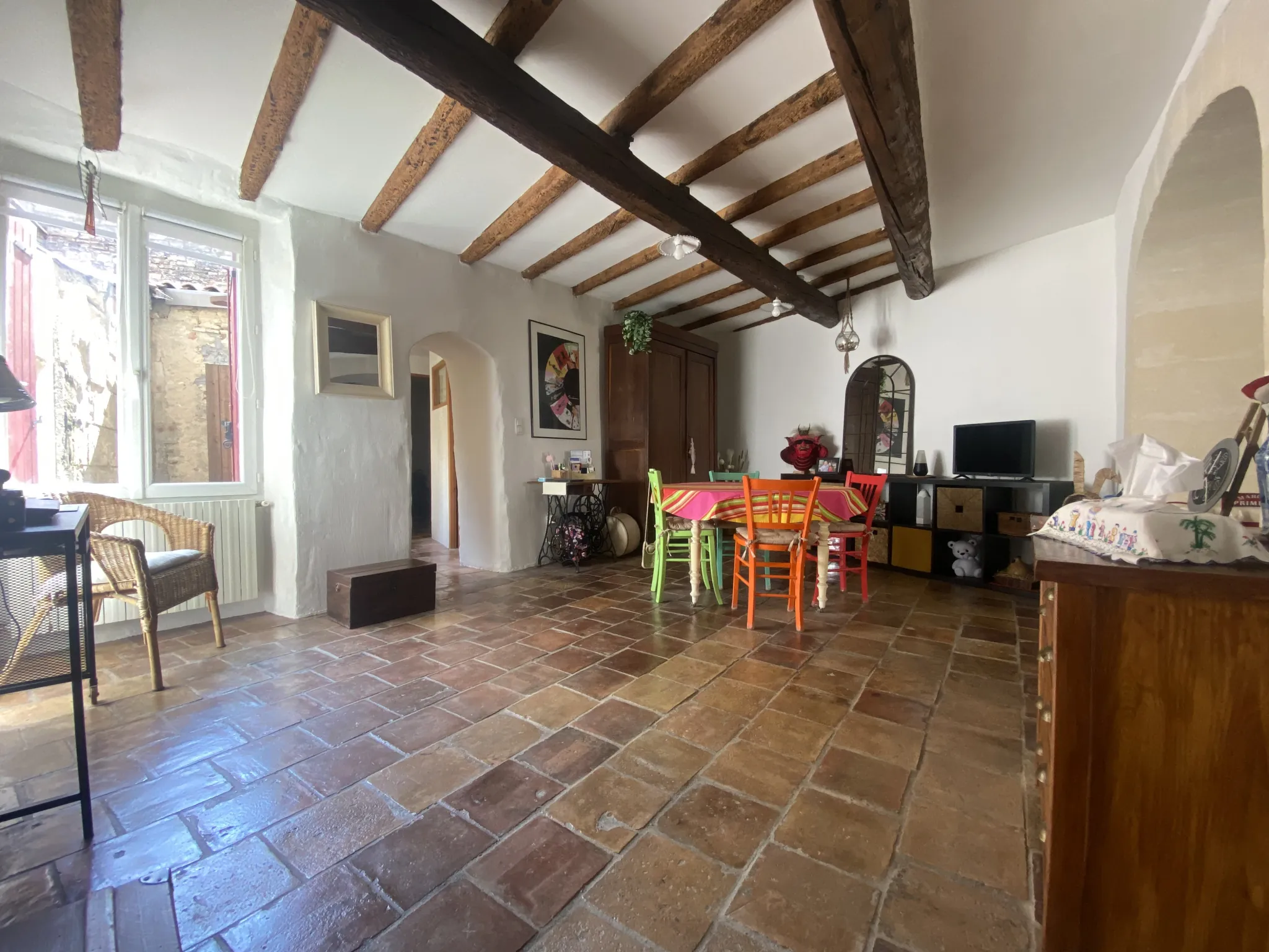 Maison de village à Meynes avec terrasse, garage et lumineux espace de vie 