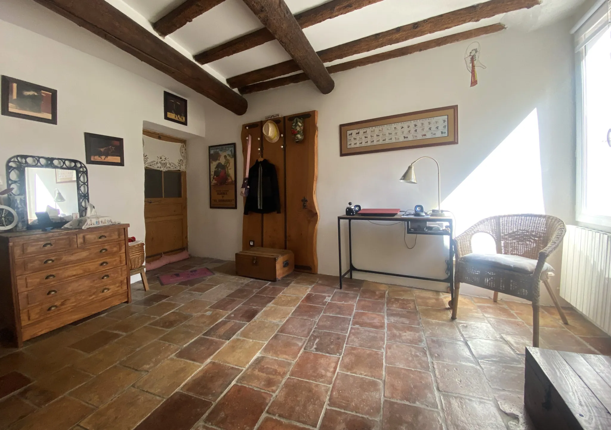 Maison de village à Meynes avec terrasse, garage et lumineux espace de vie 