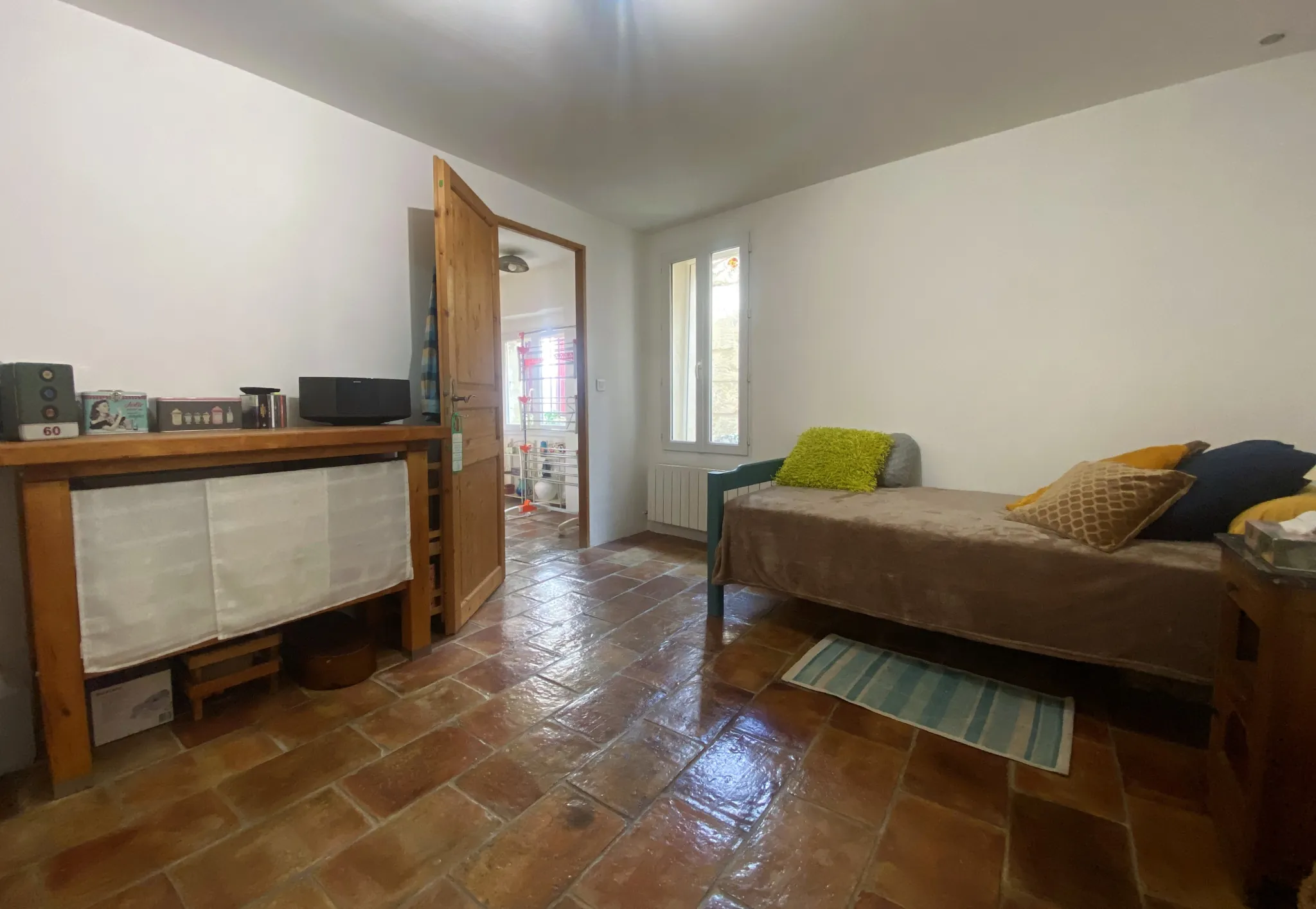 Maison de village à Meynes avec terrasse, garage et lumineux espace de vie 