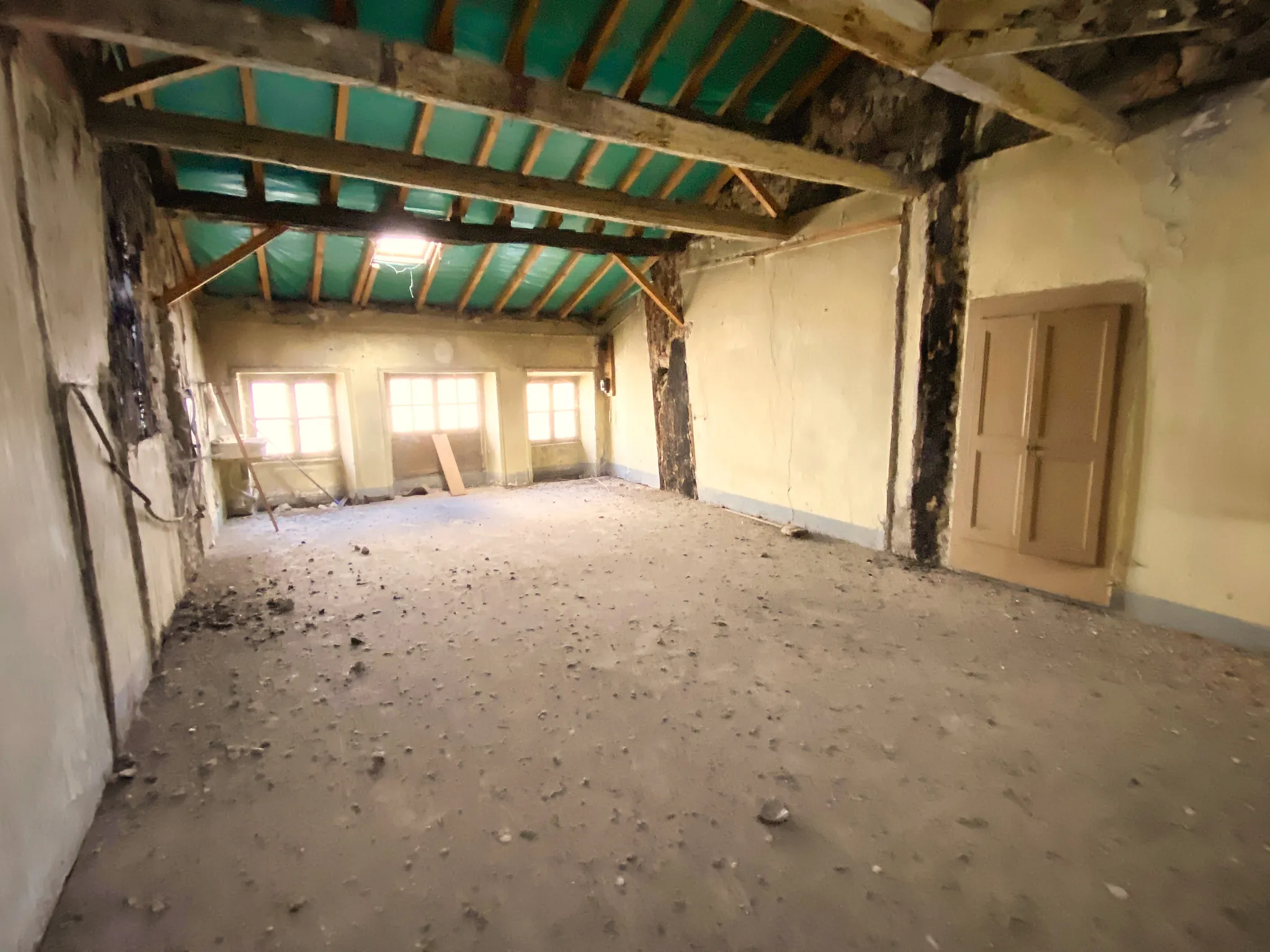 Immeuble à Aubenas avec local commercial et logements en centre-ville 