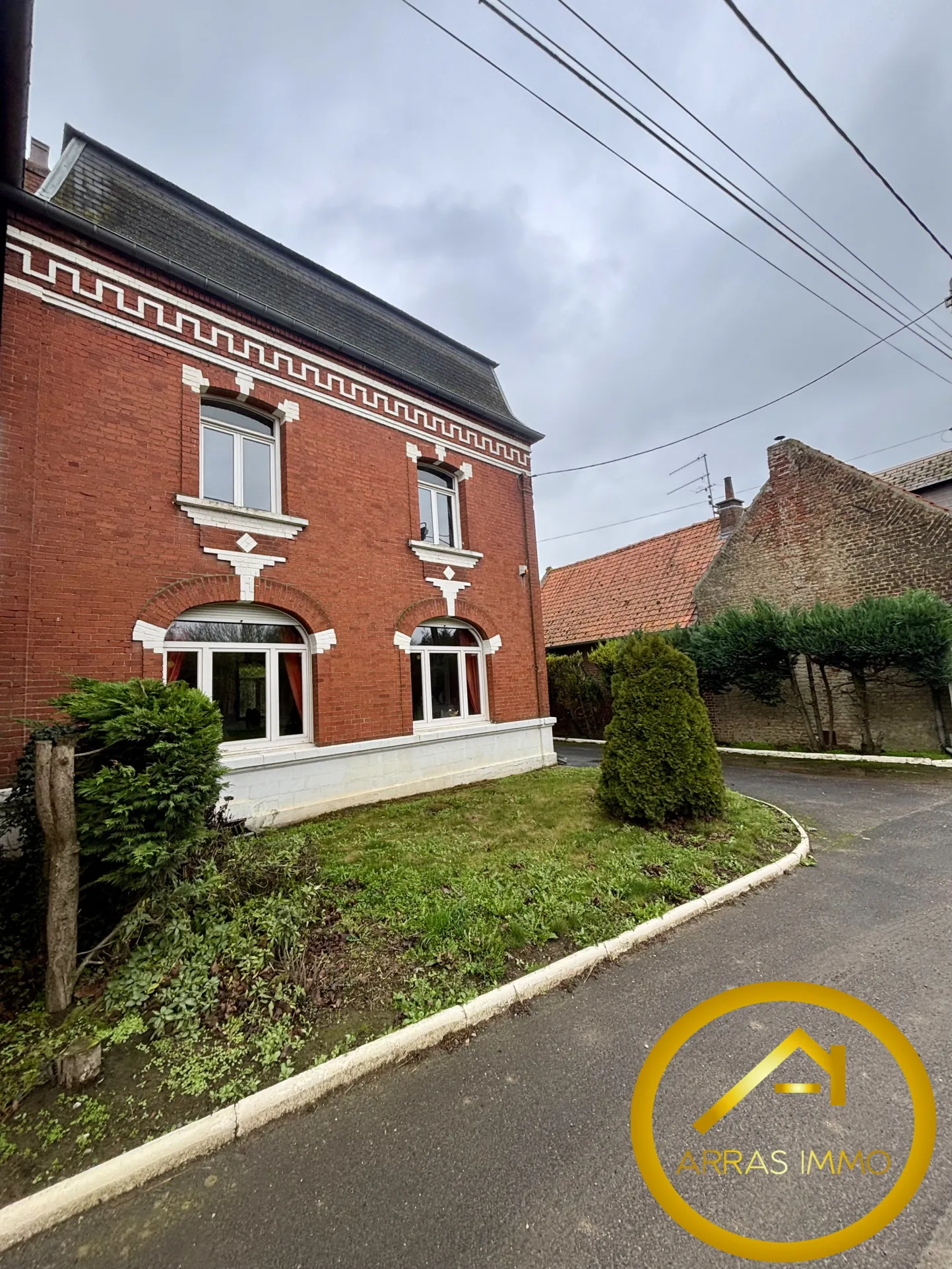 Corps de ferme à rénover à Ayette – 195m² avec dépendances et terrain de 1211m² 