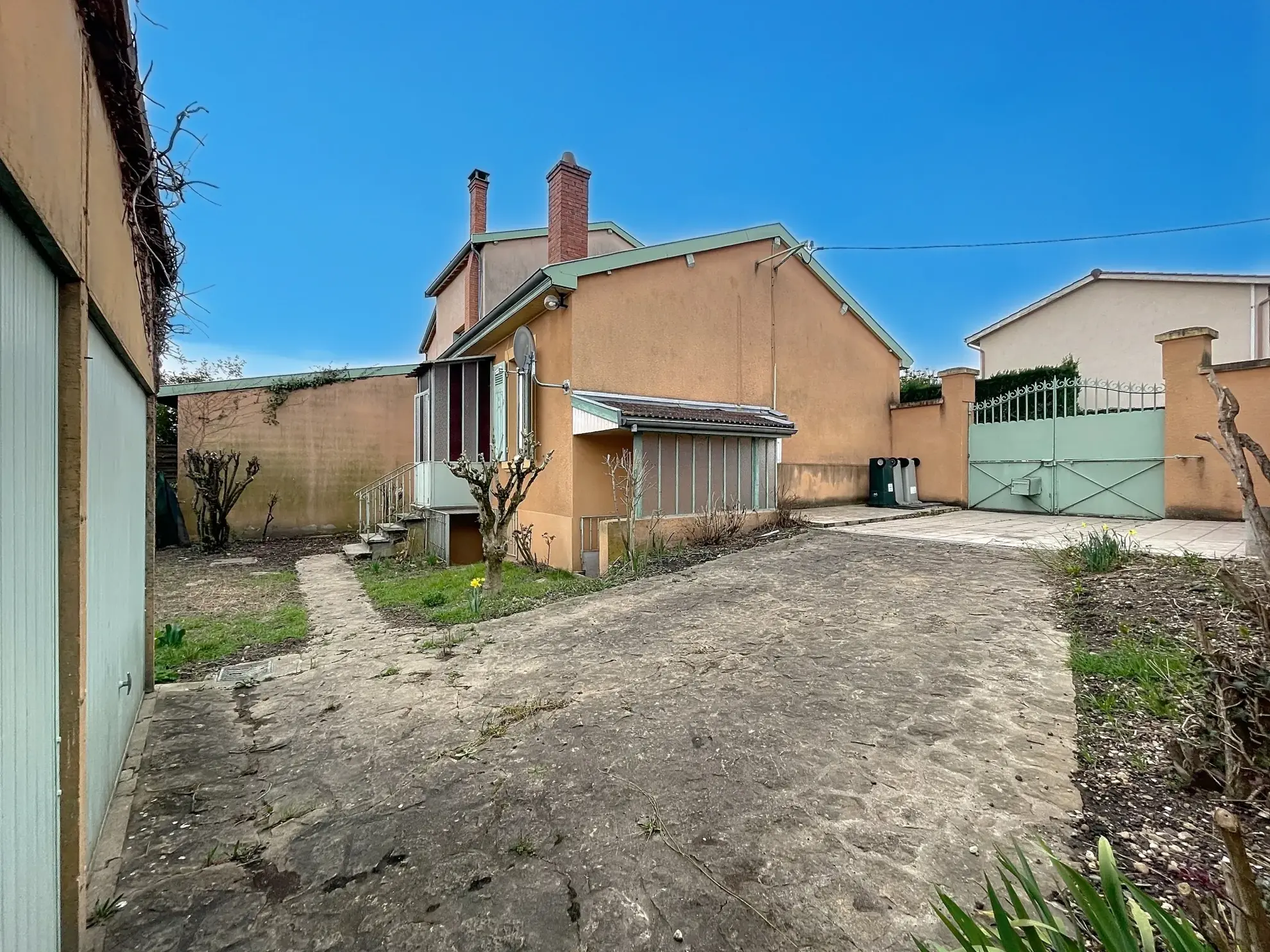 Maison de plain-pied avec jardin et double garage à Pierre Bénite 