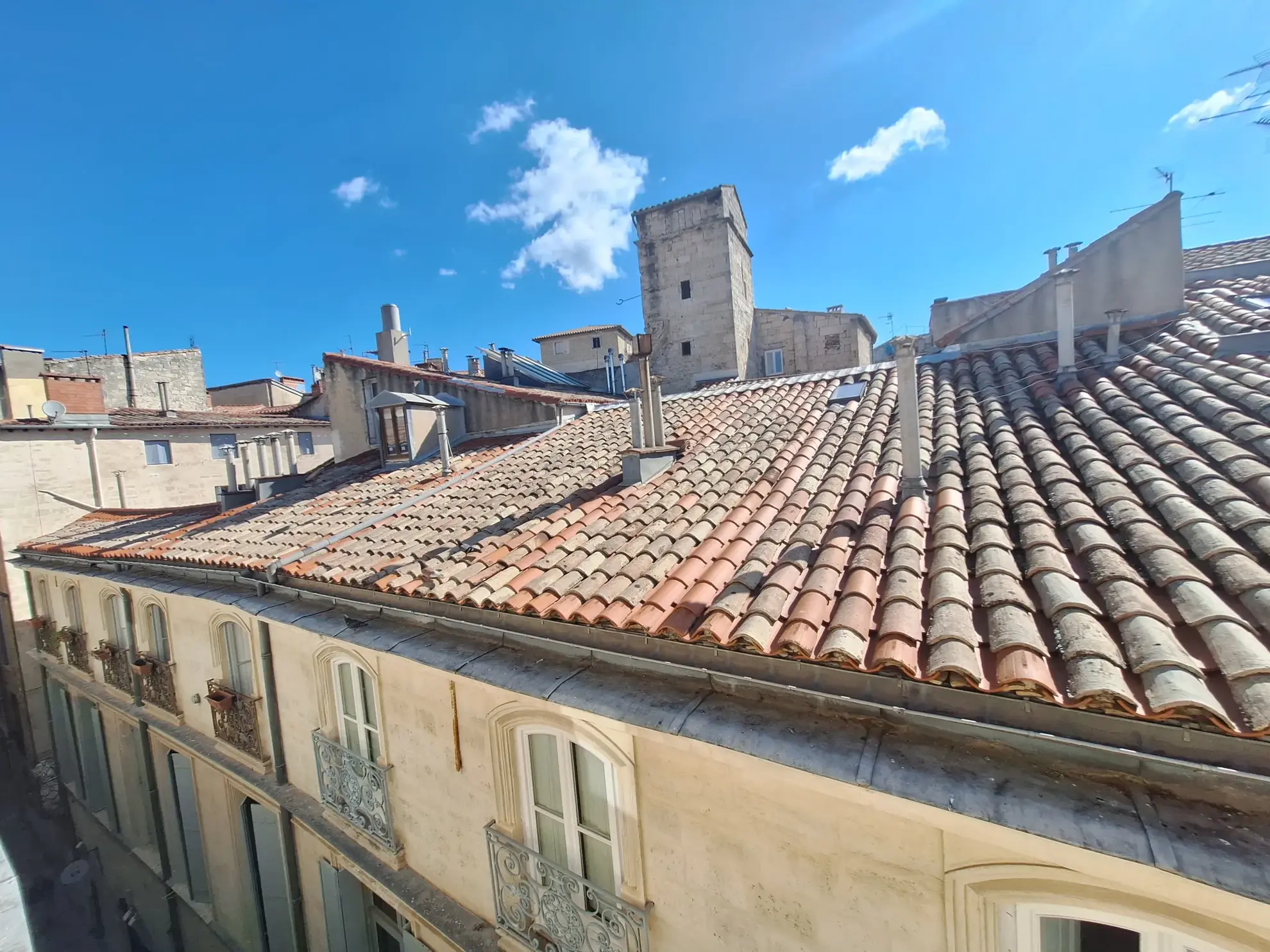 Appartement 3 pièces à Montpellier Écusson avec vue sur les toits, dernier étage