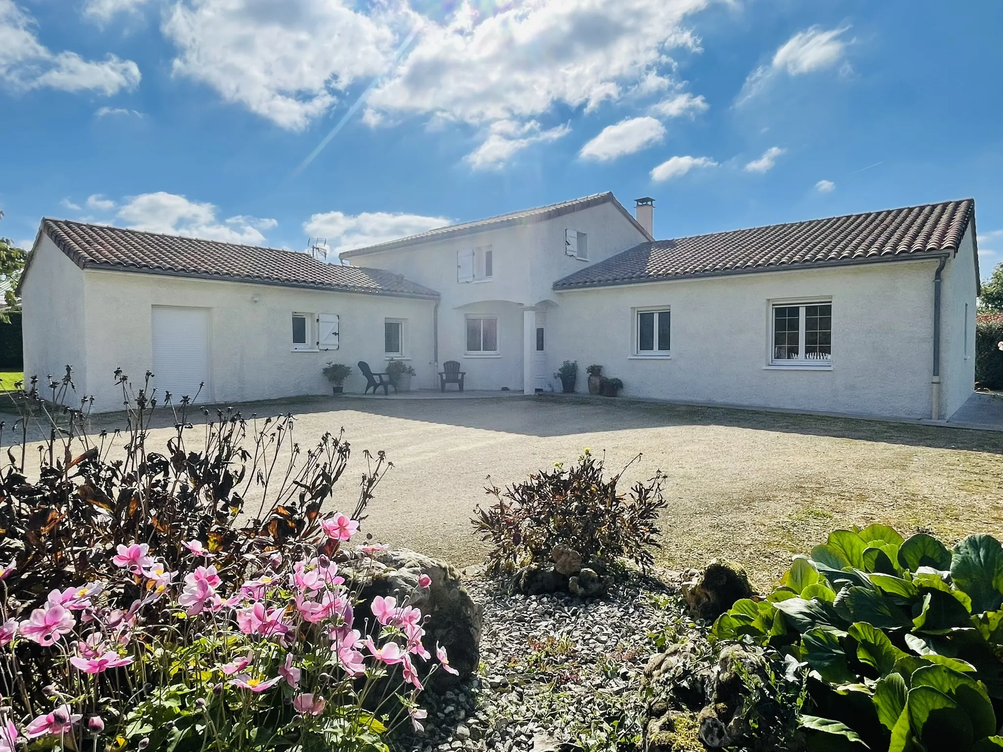Belle maison avec piscine, terrain arboré, proche Poitiers - La Chapelle Montreuil