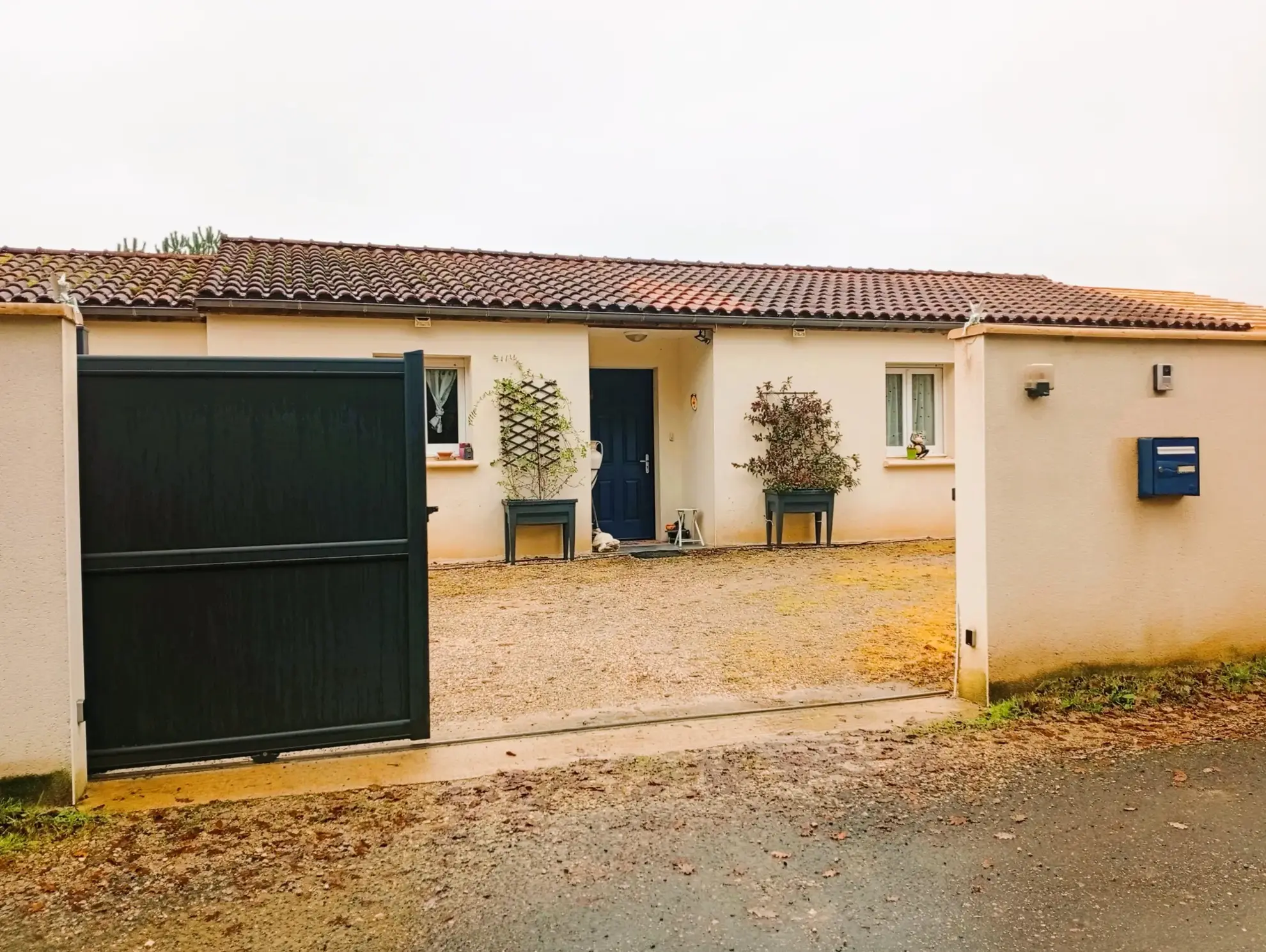 Maison de plain-pied avec 3 chambres, jardin clos, proximité forêt et commodités à pied 