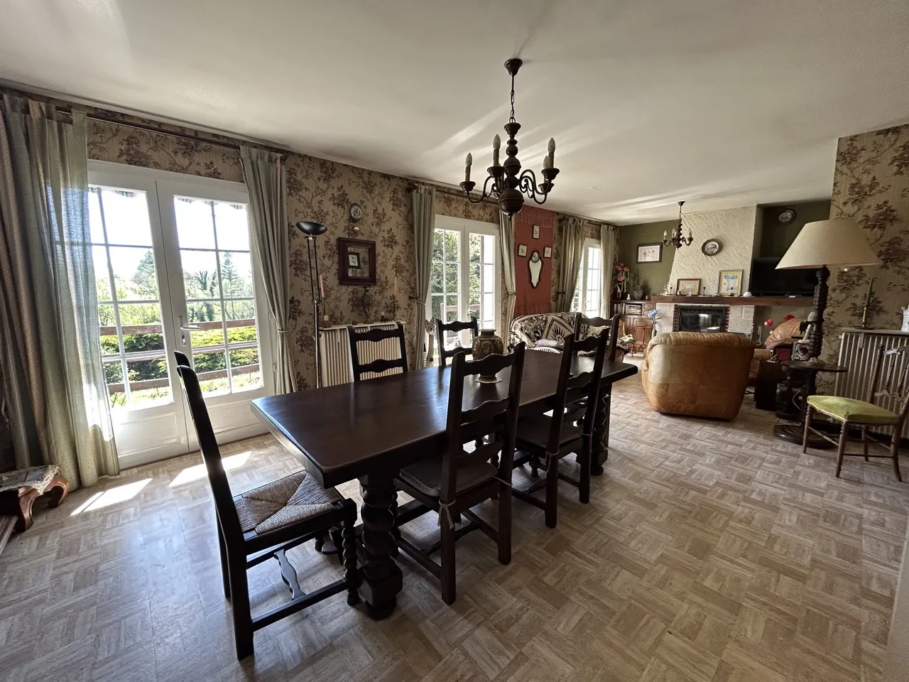 Maison avec piscine, étang et terrain constructible à Chamboulive, Corrèze 