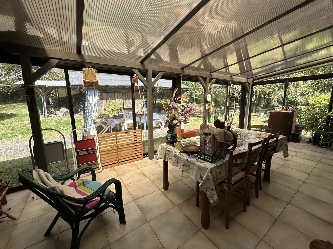 Maison avec piscine, étang et terrain constructible à Chamboulive, Corrèze 