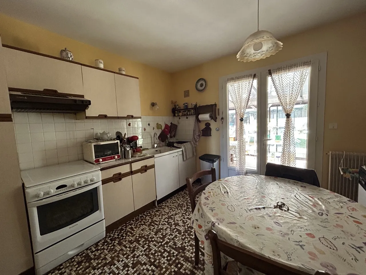 Maison avec piscine, étang et terrain constructible à Chamboulive, Corrèze 