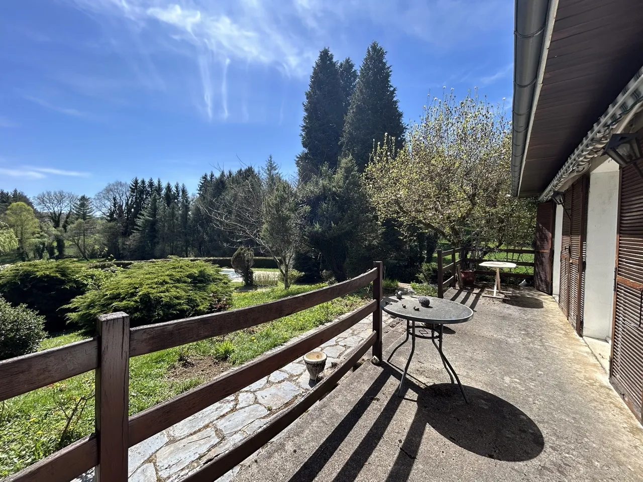 Maison avec piscine, étang et terrain constructible à Chamboulive, Corrèze 