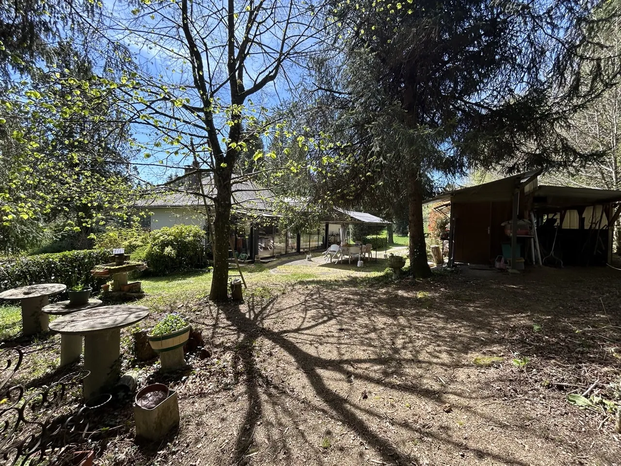 Maison avec piscine, étang et terrain constructible à Chamboulive, Corrèze 