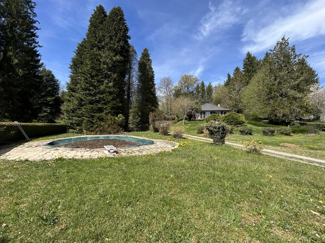 Maison avec piscine, étang et terrain constructible à Chamboulive, Corrèze 