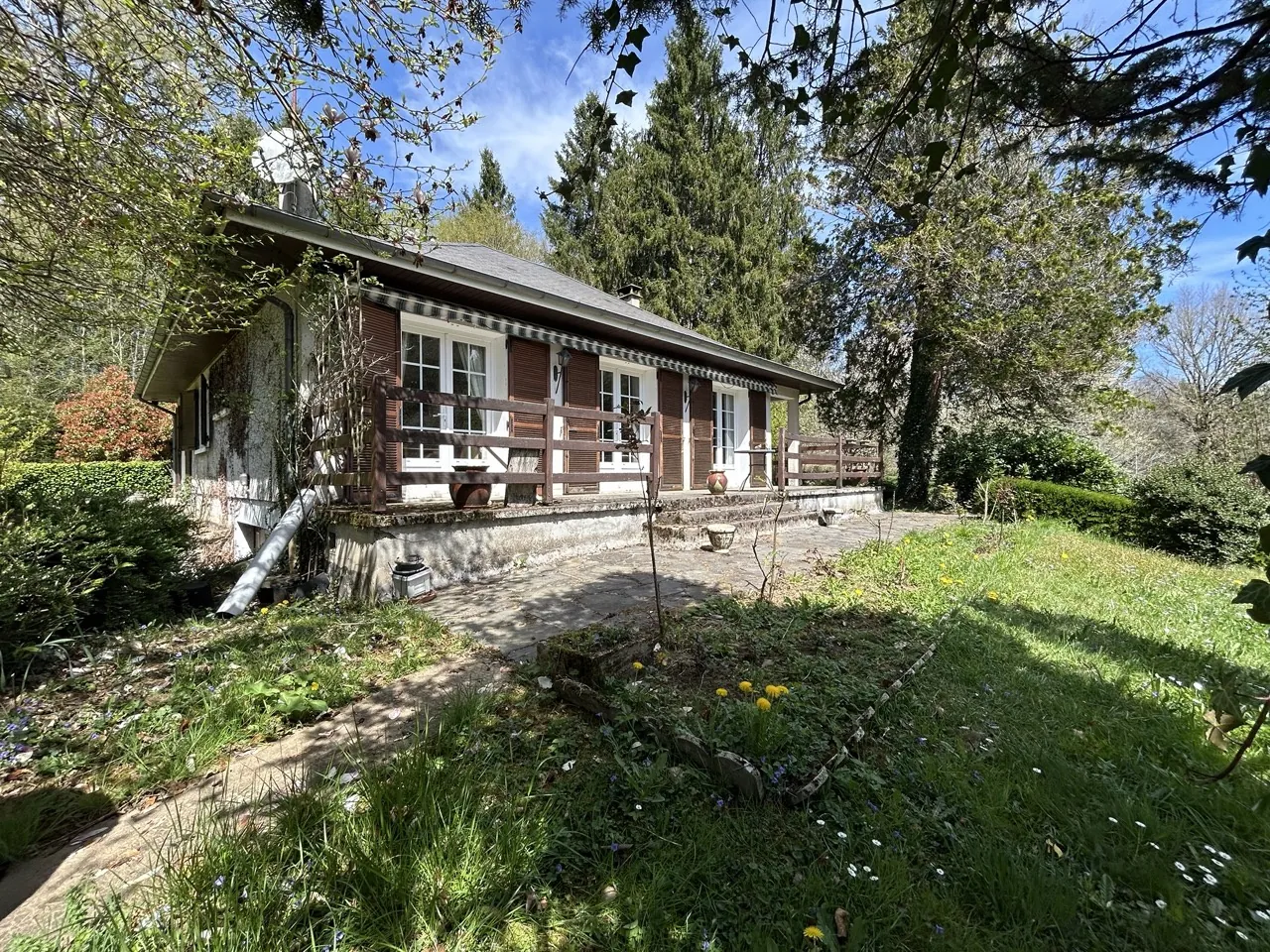 Maison avec piscine, étang et terrain constructible à Chamboulive, Corrèze 