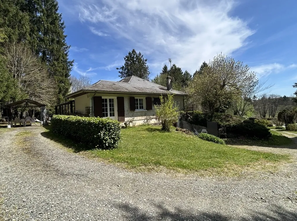 Maison avec piscine, étang et terrain constructible à Chamboulive, Corrèze