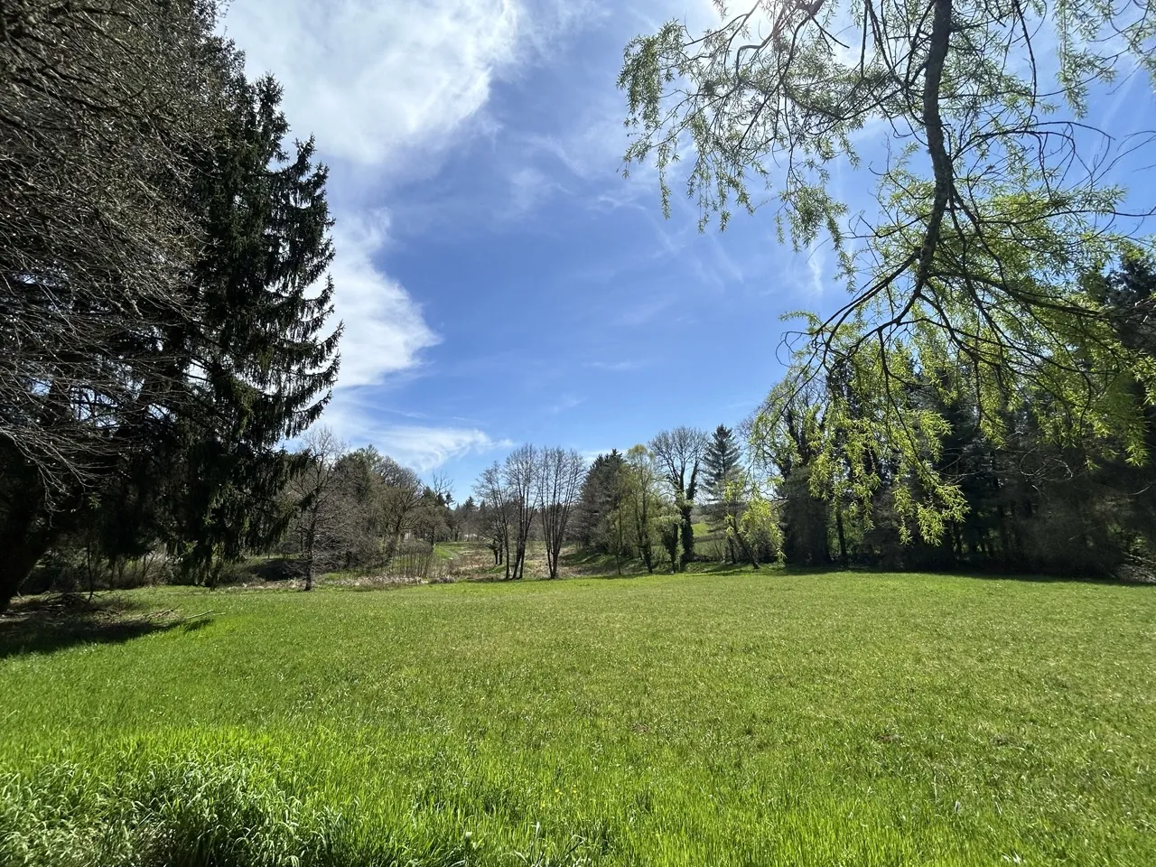 Maison avec piscine, étang et terrain constructible à Chamboulive, Corrèze 