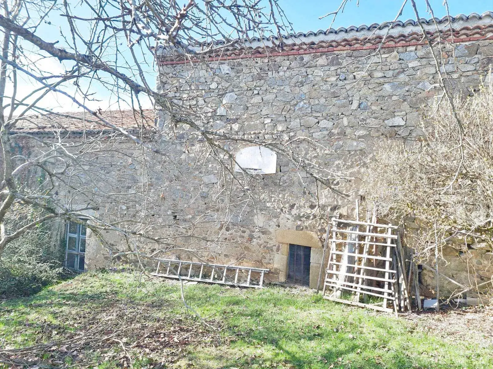 Terrain constructible de 7543 m² avec vue panoramique à BANSAT 