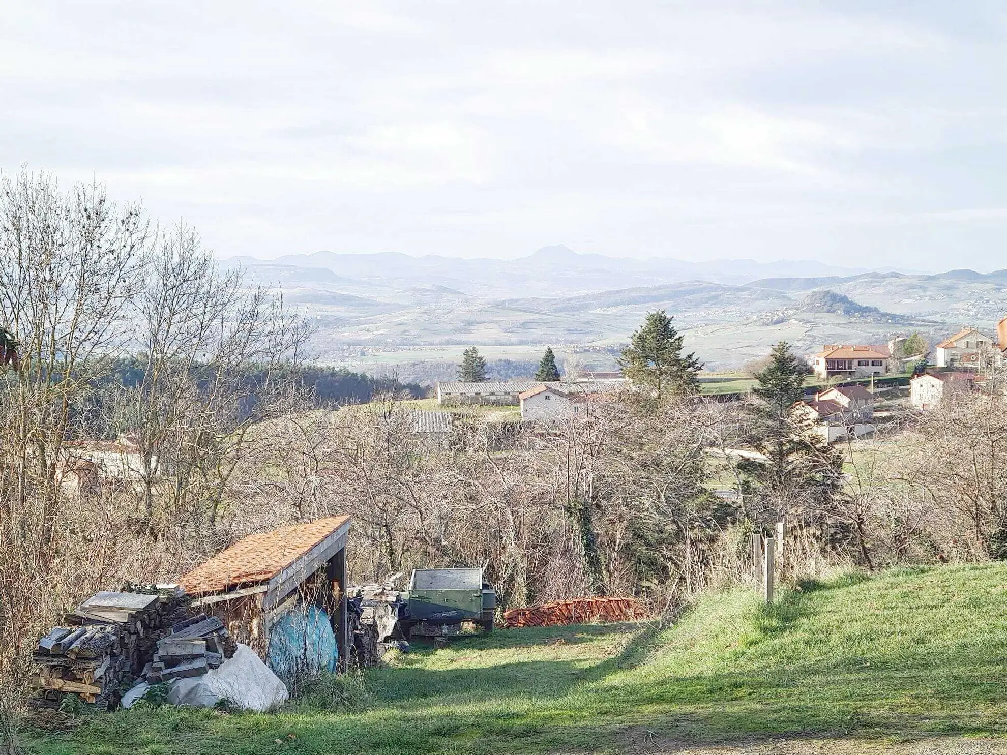 Terrain constructible de 7543 m² avec vue panoramique à BANSAT 