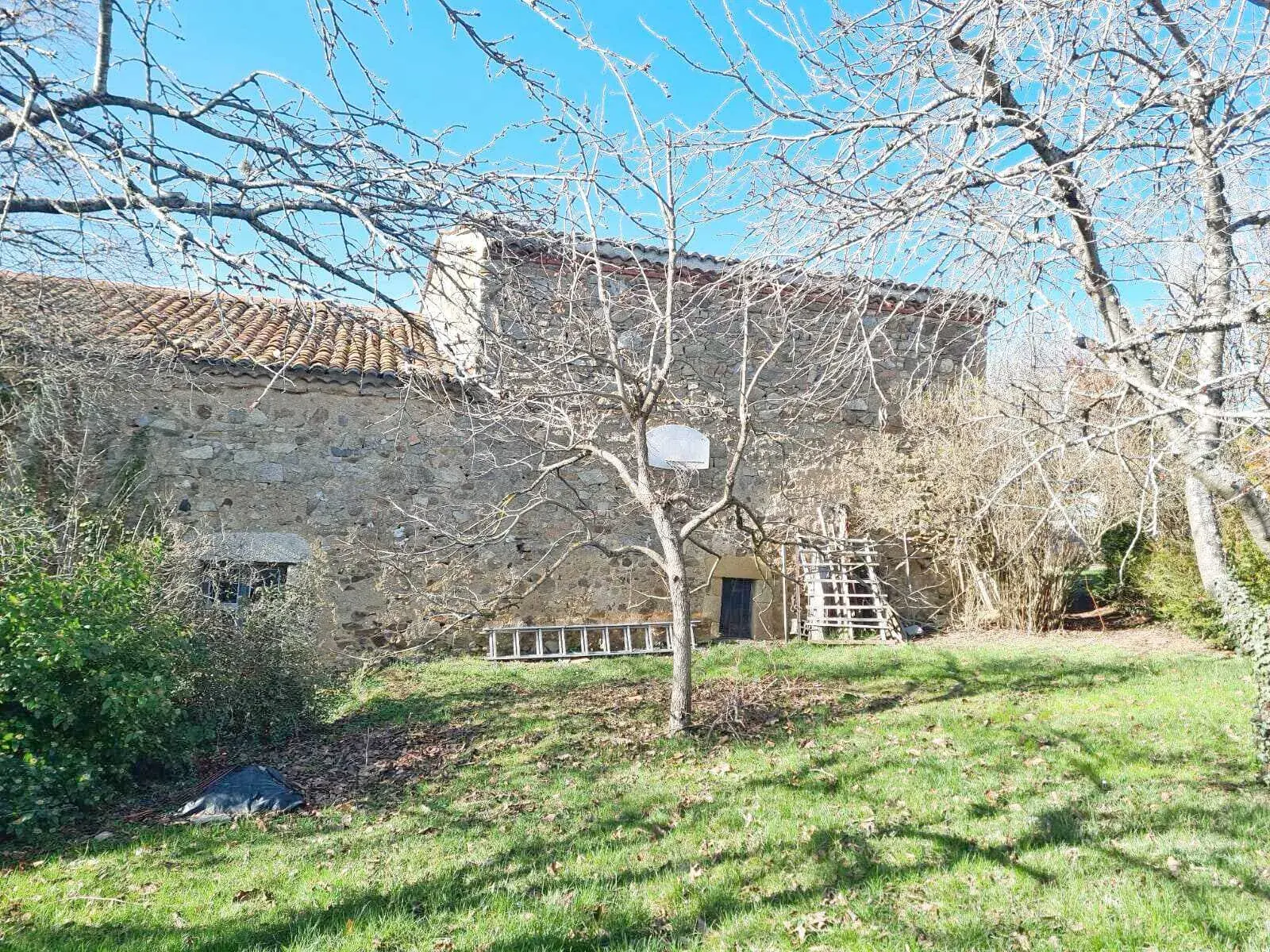 Terrain constructible de 7543 m² avec vue panoramique à BANSAT 