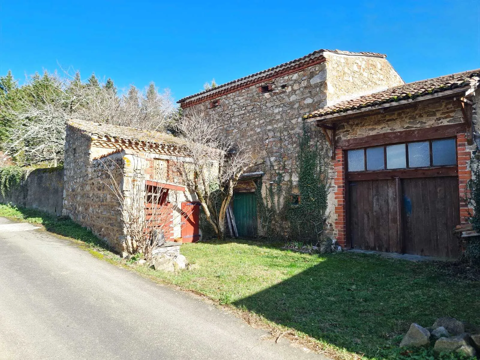 Terrain constructible de 7543 m² avec vue panoramique à BANSAT 