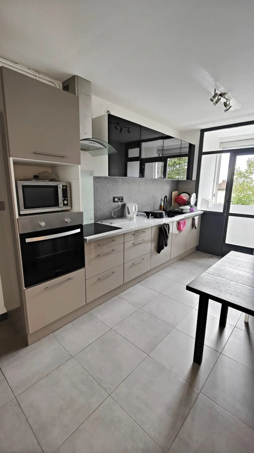 Bel appartement de 72 m² avec balcon et stationnement à Cenon